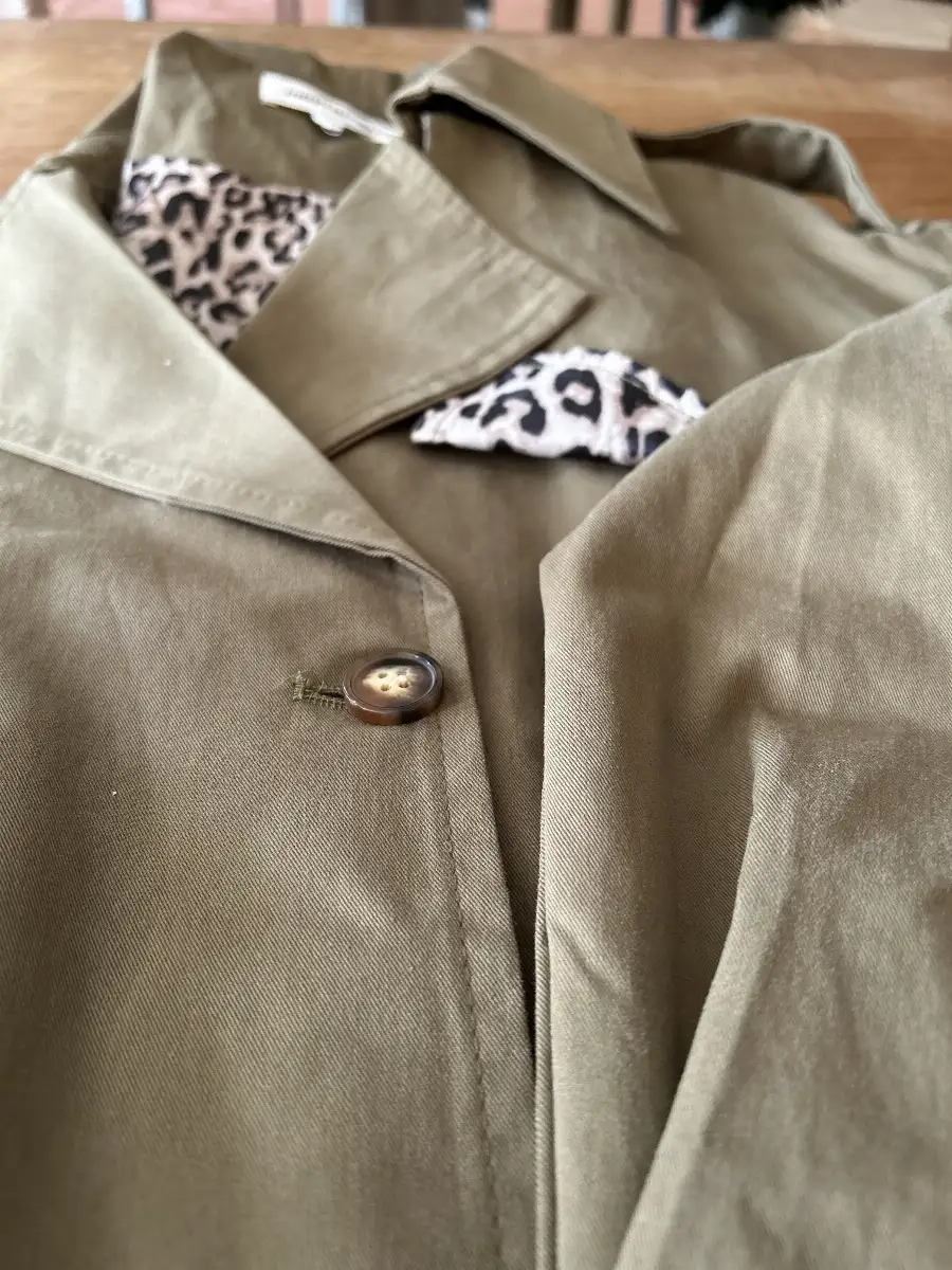 Imper kaki avec détail léopard