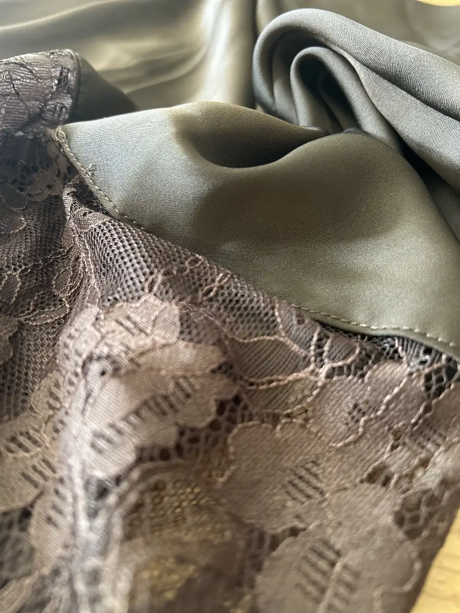 Jupe longue satin et dentelle