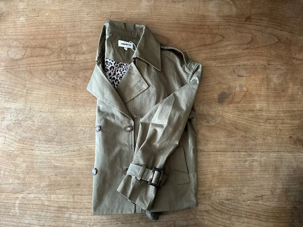 Imper kaki avec détail léopard