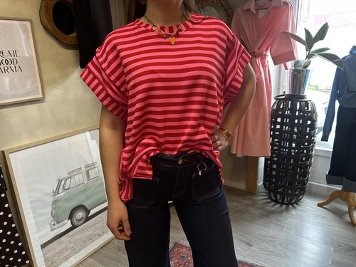 tee-shirt a rayure rose et rouge