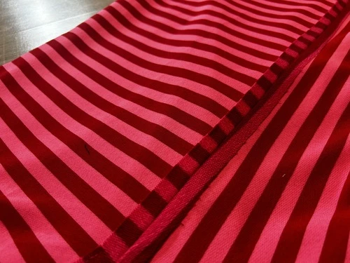 tee-shirt a rayure rose et rouge